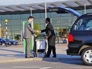 Best Airport Transfer Service in Dubai by Wheels of Avalon