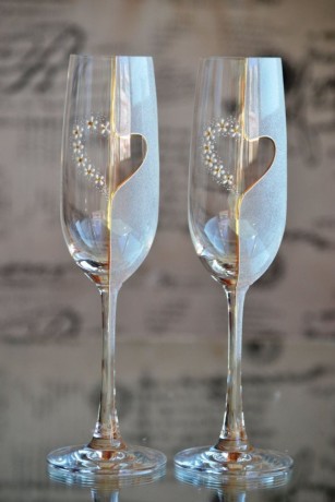 elegant-engraved-champagne-glasses-personalised-just-for-you-big-0